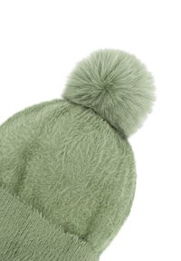 Beanie verde peloso con finitura testurizzata e un grande pompon sulla cima. Il polsino è leggermente a coste, aggiungendo dimensione al design.