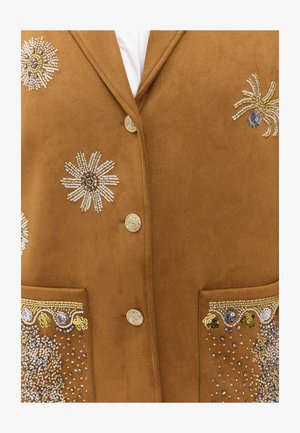 Gilet en daim marron avec broderie florale métallisée et accents en perles. Six boutons et poches à rabat avec des motifs décoratifs.