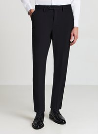 Schwarze, maßgeschneiderte Hosen mit geradem Bein, glattem Stoff, Gürtelschlaufen, Vordertaschen und kombiniert mit glänzenden schwarzen Schuhen.