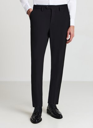 Pantaloni neri su misura con design a gamba dritta, tessuto liscio, passanti per cintura, tasche frontali, abbinati a scarpe nere lucide.