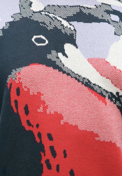 Πλεκτό πουλόβερ με πολύχρωμο σχέδιο σε κόκκινο, λευκ ό, ναυτικό μπλε και γκρι, με αφηρημένα μοτίβα και υφασμάτινη υφή. Οριζόντιες και κάθετες γραμμές.