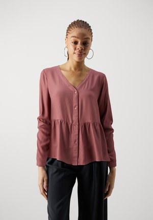 Blouse à manches longues, décolleté en V, de couleur rose poussiéreux avec un boutonnage à l'avant et une taille froncée ; tissu doux avec une coupe décontractée et un léger éclat.
