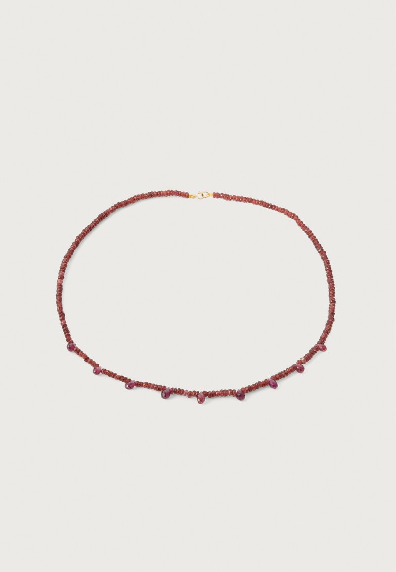 Collier en pierre précieuse rouge avec de petites perles rondes et des accents en forme de goutte, fermé par un fermoir de couleur dorée.