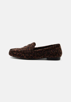 Mocassin femme imprimé léopard marron et noir avec petit talon noir et bout arrondi, vu de profil sur fond blanc.