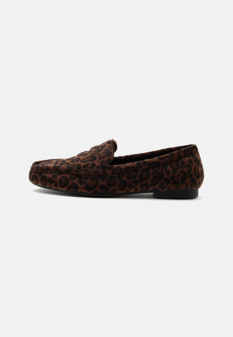 Mocassin femme imprimé léopard marron et noir avec petit talon noir et bout arrondi, vu de profil sur fond blanc.