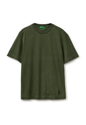 Prosty oliwkowozielony bawełniany T-shirt z krótkim rękawem, okrągłym dekoltem i małą kwadratową naszywką z logo przy dole na białym tle.