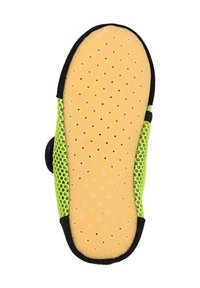 Schoenzool met een gele basis en perforaties, omringd door een groene mesh bovenzijde en zwarte accenten, met een cirkelvormige knopdetail.