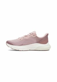 Baskets de course en mesh rose clair avec des accents en tissu lisse, une semelle blanche rembourrée et un contrefort texturé pour la stabilité.