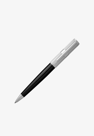 Czarny długopis z gładkim, błyszczącym korpusem i teksturowaną srebrną nasadką. Posiada elegancki design i zakończony jest ostrym czubkiem.