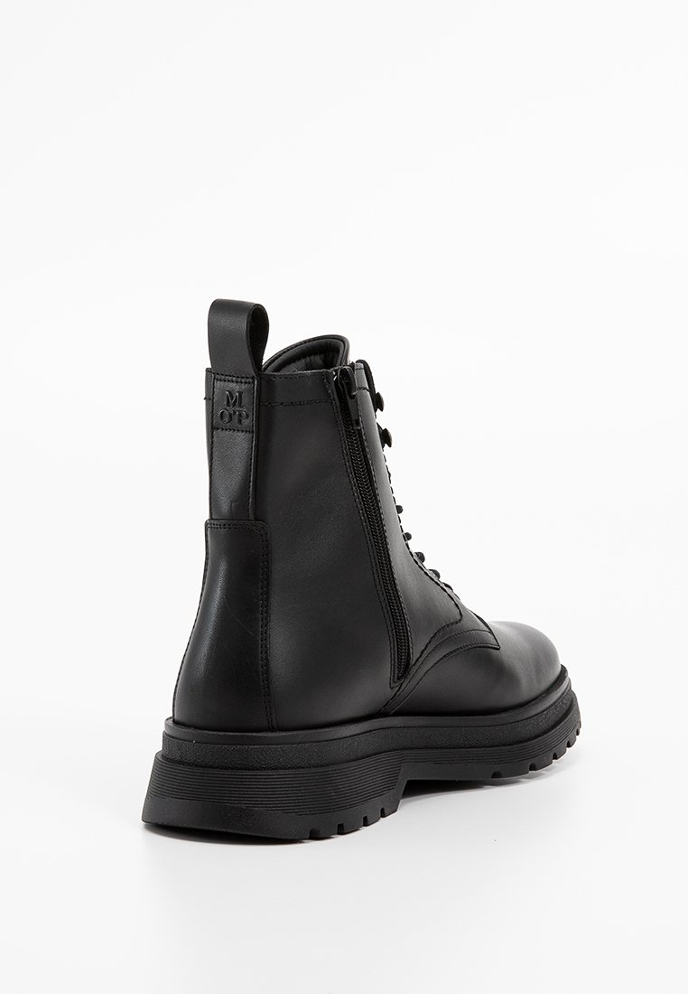 Schwarze Lederknöchelschuhe mit strukturiertem Finish, seitlichem Reißverschluss, Schnürung auf der Vorderseite und robuster Gummisohle.