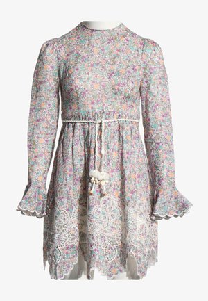Vestido de manga larga con estampado floral en tonos rosa, púrpura y verde, dobladillo de encaje con borde festoneado y cinturón trenzado blanco con borlas en la cintura.