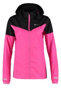 Veste à capuche Nike rose et noire avec fermeture éclair intégrale, manches longues, logo réfléchissant sur la poitrine et bandes réfléchissantes sur les poignets.