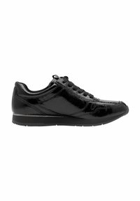 Svart sneaker med en glänsande lackläderöverdela, rund tå, snörning framtill och texturerad sula för grepp.