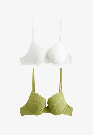 Balta mežģīņu bralette ar stienīšiem un regulējamiem siksniņām virs zaļa mežģīņu bralette ar teksturētu audumu un ziedu rakstu detaļām.