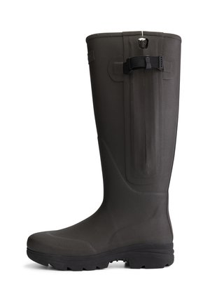 Zwarte rubberen regenlaars met een gestructureerde afwerking, hoge schacht, verstelbare band en een geribbelde zool voor grip.