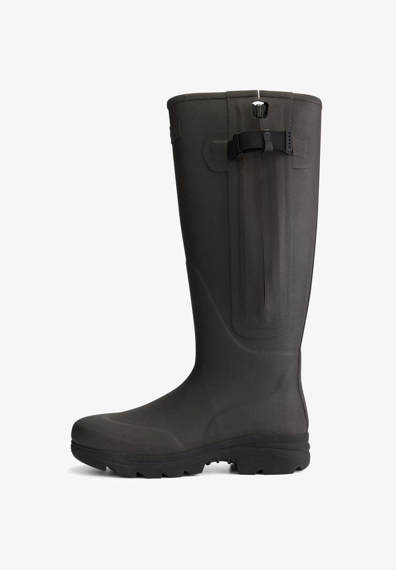 Zwarte rubberen regenlaars met een gestructureerde afwerking, hoge schacht, verstelbare band en een geribbelde zool voor grip.