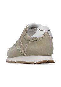 Wildledergraue Sneaker mit weißen Akzenten, strukturiertem Obermaterial, runder Form und Gummisohle mit einem Zickzackprofil. Größe 37.