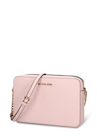 Borsa a tracolla in pelle saffiano rosa chiaro, forma rettangolare, ferrature color oro, tracolla regolabile, nome del marchio impresso sul davanti.
