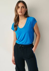Next PREMIUM  RICH SCOOP NECK -REGULAR FIT - Jednoduché tričko - blue