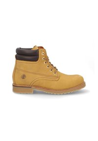 Botín de cuero marrón con un cuello acolchado en tono marrón, cordones dorados y puntera redonda. Presenta un logo en el lateral y una suela estampada.