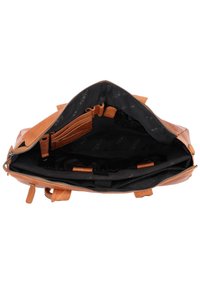 Bolso de cuero color marrón claro con apertura con cremallera, forro interior negro con patrones de logotipos y múltiples compartimentos para organización.