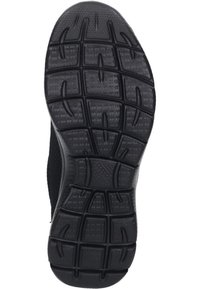 Suola di scarpa sportiva nera con superficie testurizzata e decorata per la trazione, dotata di scanalature profonde e contorni di supporto per una migliore aderenza.