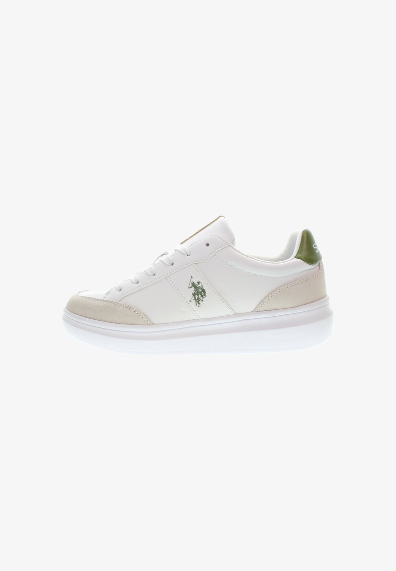 Vita och beige låga sneakers med grön logotyp av en polo-spelare på sidan och grön hälflik, på en vit bakgrund.