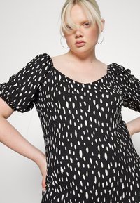 Vero Moda Curve VMGELINA PUFF DRESS - Vestido de malha - black smila