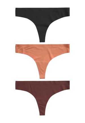 Mujer con ropa interior tipo bikini de tiro bajo y color marrón oscuro sin costuras, manos descansando ligeramente sobre los muslos superiores, torso y caderas visibles.