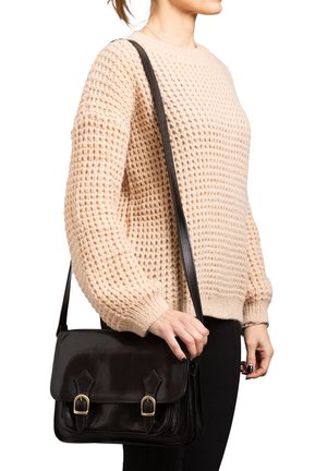 Borsa a tracolla nera in pelle con finitura lucida, patta anteriore e fibbie dorate. Texture liscia e forma rettangolare.