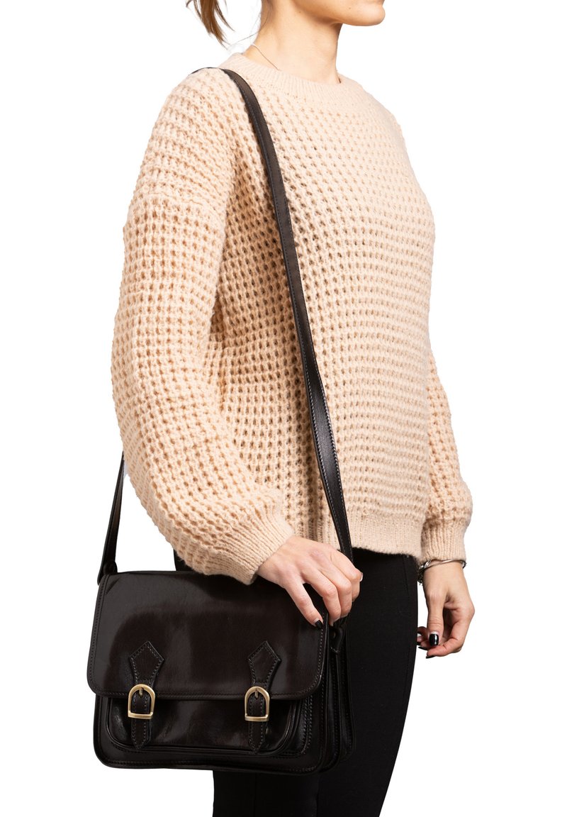 Borsa a tracolla nera in pelle con finitura lucida, patta anteriore e fibbie dorate. Texture liscia e forma rettangolare.