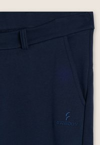 Pantalones deportivos azul marino hechos de tela suave, con cintura plana y bolsillos laterales. Logo "FREDDY" bordado en color a juego.