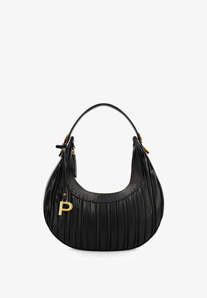 Zwarte leren handtas met geplooide textuur, gebogen ontwerp en een gouden letter "P" accent. Voorzien van een korte handgreep en ritssluiting.