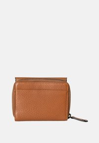 Portafoglio in pelle marrone con finitura testurizzata, chiusura con zip, slot anteriore per carte e un piccolo cinturino per il polso. Design compatto e rettangolare.