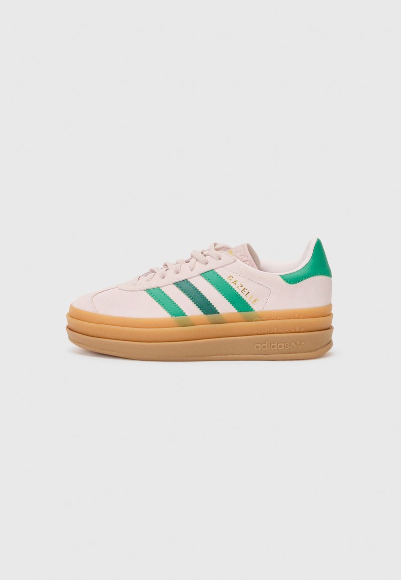 Rosa mockaskinnssneakers med gröna ränder, krämfärgade detaljer och en tjock tan-färgad sula. Har en texturerad bakpanel och branding på sidan.