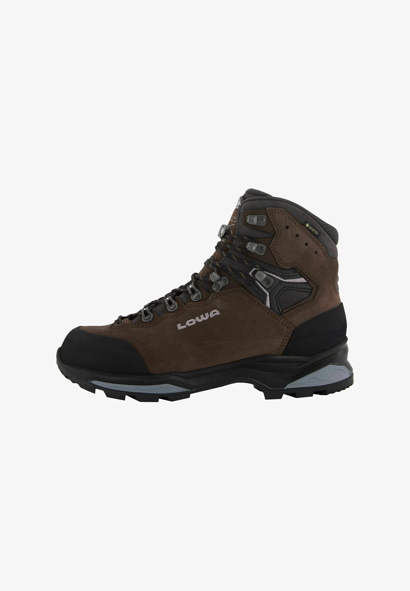 Brauner Wanderschuh aus Leder und synthetischen Materialien, mit einem hohen Schaft, einer robuster Sohle und Metallschnürösen.