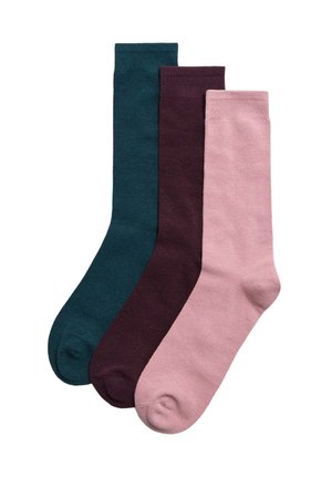 Tres calcetines lisos de longitud media en color verde azulado, púrpura oscuro y rosa claro, dispuestos de manera que se superponen sobre un fondo blanco.