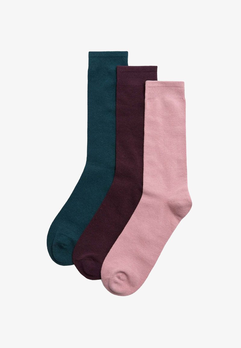 Tres calcetines lisos de longitud media en color verde azulado, púrpura oscuro y rosa claro, dispuestos de manera que se superponen sobre un fondo blanco.