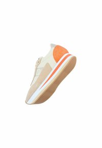 Sneaker beige con pannelli in rete e suede, dettaglio in suede arancione, suola intermedia bianca e arancione a righe, e suola in gomma marrone texture.