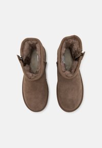 UGG CLASSIC MINI BAILEY ZIP - Botine clasice - hickory