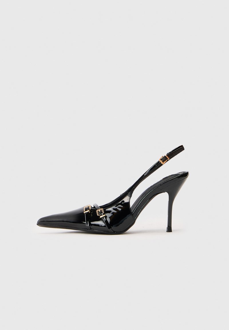 Must musta kõrge kontsaga slingback-kinga, millel on terav nina, kuldsed detailid ja voolav disain.