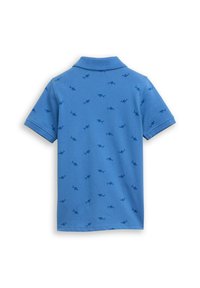 Modré polo tričko s golierom, zdobené opakujúcim sa vzorom žralokov v tmavšej modrej farbe, vyrobené z jemnej, textúrovanej látky.