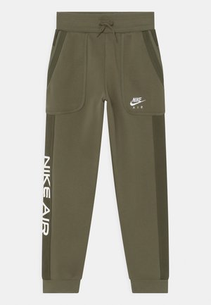 Oliven grønne Nike Air træningsbukser med sidelommer, elastisk talje med snøre og hvide Nike Air-logoer på venstre ben og forlom.