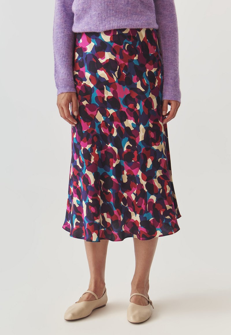 Jupe midi évasée au motif abstrait multicolore présentant des nuances de rose, violet, bleu et crème. Fabriquée en tissu léger.