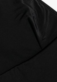 Tissu noir au toucher lisse, présentant un design sans couture et un léger éclat, montrant des plis et des contours. Idéal pour une tenue décontractée.