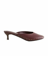 Scarpa slip-on in pelle borgogna con punta affusolata, tacco basso e dettagli in perline dorate lungo il lato, caratterizzata da una finitura liscia.