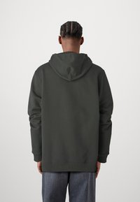 Tommy Jeans BADGE HOODIE UNISEX - Felpa con cappuccio - new charcoal