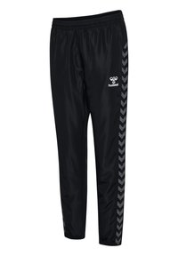Czarne spodnie sportowe z elastycznym pasem, bocznymi paskami w kształcie jodełki oraz białym logo Hummel na górnej części uda.