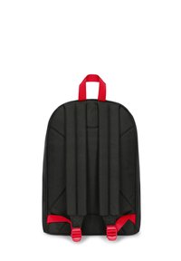 Mochila negra con acolchado vertical, que presenta correas y acentos rojos. Textura suave, forma redondeada, clips ajustables en la base.