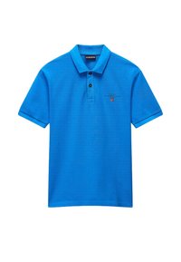 Blå piké med en strukturerad yta, tre knappslå och broderad logotyp på bröstet. Korta ärmar och krage.